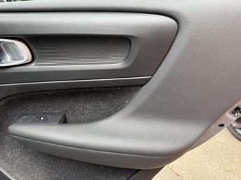 VOLVO XC40 2.0 D3 R-Design SUV 5dr Diesel Auto AWD Euro 6 (s/s) (150 ps)