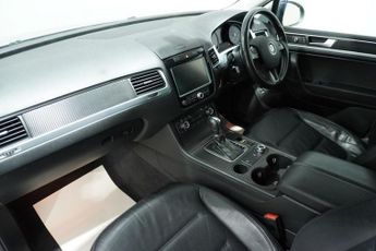 VOLKSWAGEN TOUAREG 3.0 TDI V6 SE SUV 5dr Diesel Tiptronic 4WD Euro 5 (s/s) (240 ps)