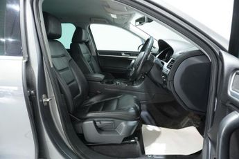 VOLKSWAGEN TOUAREG 3.0 TDI V6 SE SUV 5dr Diesel Tiptronic 4WD Euro 5 (s/s) (240 ps)