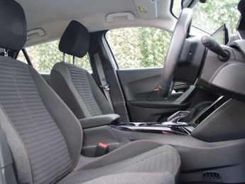 PEUGEOT E-2008 50kWh Active Premium SUV 5dr Electric Auto (136 ps)