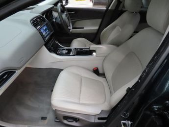 JAGUAR XE 2.0d Portfolio Saloon 4dr Diesel Auto Euro 6 (s/s) (163 ps)