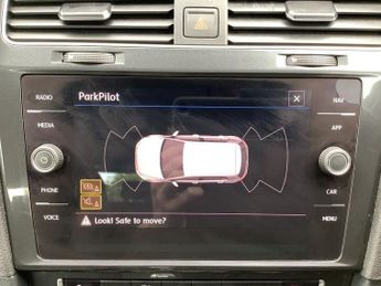 VOLKSWAGEN E-GOLF 35.8kWh e-Golf Hatchback 5dr Electric Auto (136 ps)