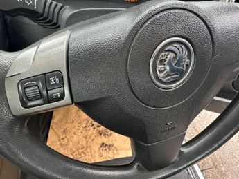 VAUXHALL VECTRA 1.8 VVT Life Hatchback 5dr Petrol Manual (173 g/km, 138 bhp)