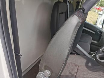 PEUGEOT BOXER 2.0 BlueHDi 335 Built for Business Luton 3dr Diesel Manual L4 Eu
