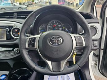 TOYOTA YARIS AUTOMATIC 1.5 VVT-h T4 Hatchback 5dr Petrol Hybrid CVT Euro 5 (1