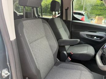 VAUXHALL Combo Life Electric 52kWh Ultimate XL MPV 5dr Electric Auto (7.4kW Charger) (136 ps)