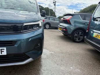VAUXHALL Combo Life Electric 52kWh Ultimate XL MPV 5dr Electric Auto (7.4kW Charger) (136 ps)