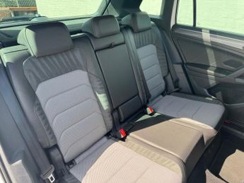 VOLKSWAGEN TIGUAN 2.0 TDI R-Line SUV 5dr Diesel DSG 4Motion Euro 6 (s/s) (150 ps)