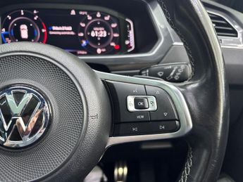 VOLKSWAGEN TIGUAN 2.0 TDI R-Line Tech SUV 5dr Diesel DSG 4Motion Euro 6 (s/s) (150