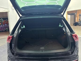 VOLKSWAGEN TIGUAN 2.0 TDI R-Line Tech SUV 5dr Diesel DSG 4Motion Euro 6 (s/s) (150