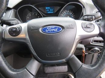 FORD FOCUS 1.6 Zetec Hatchback 5dr Petrol Powershift Euro 5 (125 ps)