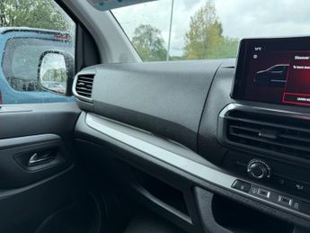 VAUXHALL Vivaro Life Electric 75kWh Design XL MPV 5dr Electric Auto LWB (8 Seat, 11kW Charger)