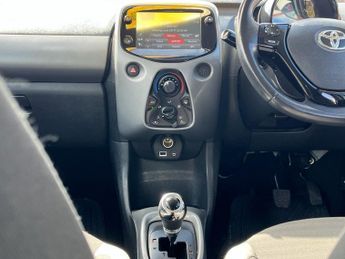TOYOTA AYGO 1.0 VVT-i x-play Hatchback 5dr Petrol x-shift Euro 6 (71 ps)