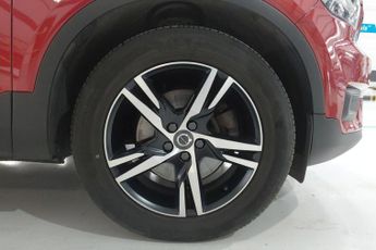 VOLVO XC40 2.0 D4 R-Design SUV 5dr Diesel Auto AWD Euro 6 (s/s) (190 ps) Cr