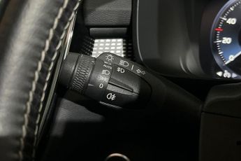 VOLVO XC40 2.0 D4 R-Design SUV 5dr Diesel Auto AWD Euro 6 (s/s) (190 ps) Re