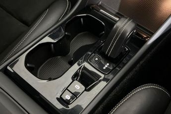 VOLVO XC40 2.0 D4 R-Design SUV 5dr Diesel Auto AWD Euro 6 (s/s) (190 ps) Re