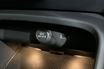 VOLVO XC40 2.0 D4 R-Design SUV 5dr Diesel Auto AWD Euro 6 (s/s) (190 ps) Re