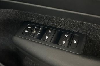 VOLVO XC40 2.0 D4 R-Design SUV 5dr Diesel Auto AWD Euro 6 (s/s) (190 ps) Re