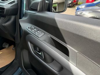 VAUXHALL Combo Life Electric 52kWh Ultimate MPV 5dr Electric Auto (7.4kW Charger) (136 ps)