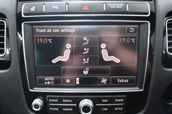 VOLKSWAGEN TOUAREG 3.0 TDI V6 BlueMotion Tech R-Line SUV 5dr Diesel Tiptronic 4WD E