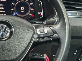 VOLKSWAGEN TIGUAN 2.0 TDI SEL SUV 5dr Diesel DSG 4Motion Euro 6 (s/s) (190 ps)