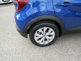 RENAULT CAPTUR 1.6 E-TECH Iconic Edition SUV 5dr Petrol Hybrid Automatic Euro 6