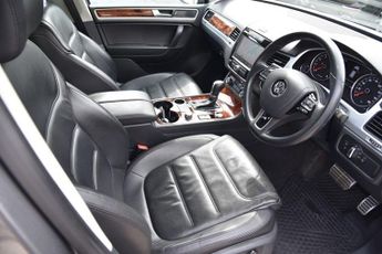 VOLKSWAGEN TOUAREG 3.0h TSI V6 Hybrid SUV 5dr Petrol Hybrid Tiptronic 4WD Euro 5 (s