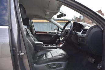 VOLKSWAGEN TOUAREG 3.0h TSI V6 Hybrid SUV 5dr Petrol Hybrid Tiptronic 4WD Euro 5 (s