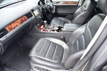 VOLKSWAGEN TOUAREG 3.0h TSI V6 Hybrid SUV 5dr Petrol Hybrid Tiptronic 4WD Euro 5 (s