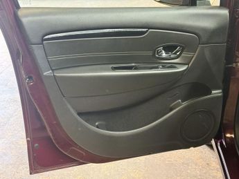 RENAULT SCENIC 1.5 dCi Dynamique TomTom MPV 5dr Diesel EDC Euro 5 (110 ps)