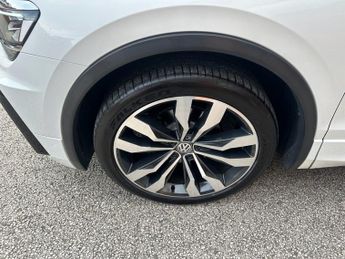 VOLKSWAGEN TIGUAN 2.0 TDI R-Line SUV 5dr Diesel DSG 4Motion Euro 6 (s/s) (150 ps)
