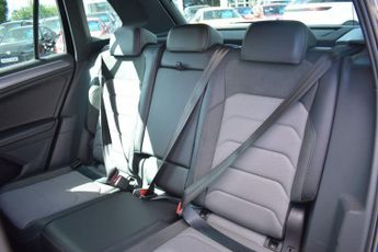 VOLKSWAGEN TIGUAN 2.0 TDI R-Line Tech SUV 5dr Diesel DSG Euro 6 (s/s) (150 ps)