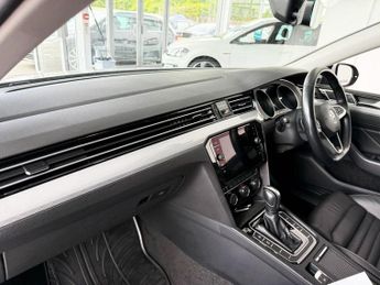VOLKSWAGEN PASSAT 1.6 TDI SEL Estate 5dr Diesel DSG Euro 6 (s/s) (120 ps)