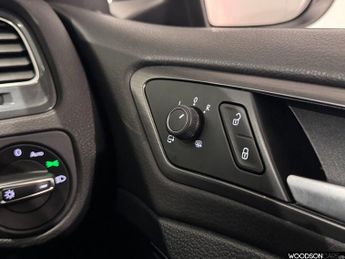 VOLKSWAGEN E-GOLF 35.8kWh e-Golf Hatchback 5dr Electric Auto (136 ps)