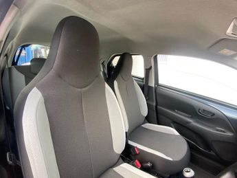 TOYOTA AYGO 1.0 VVT-i x-play Hatchback 5dr Petrol Manual Euro 5 Euro 5 (68 p