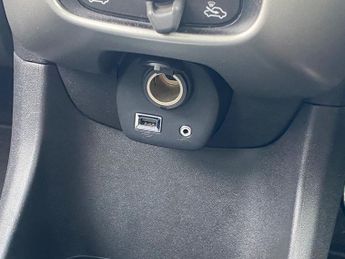 TOYOTA AYGO 1.0 VVT-i x-play Hatchback 5dr Petrol Manual Euro 5 Euro 5 (68 p