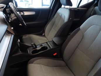 VOLVO XC40 2.0 B3 MHEV Core SUV 5dr Petrol Hybrid DCT Auto Euro 6 (s/s) (16