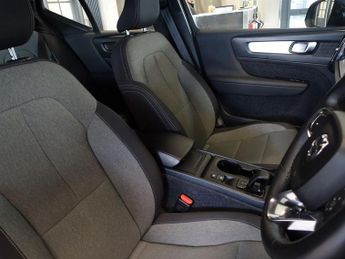 VOLVO XC40 2.0 B3 MHEV Core SUV 5dr Petrol Hybrid DCT Auto Euro 6 (s/s) (16