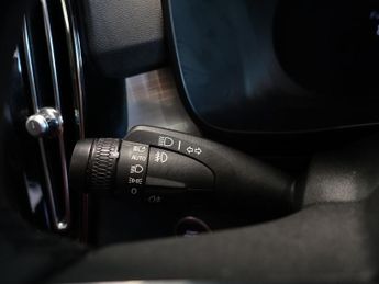 VOLVO XC40 2.0 B3 MHEV Core SUV 5dr Petrol Hybrid DCT Auto Euro 6 (s/s) (16