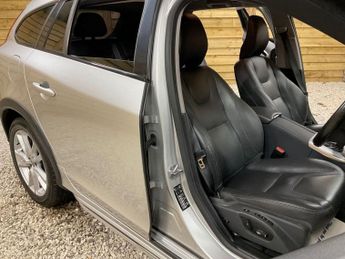 VOLVO V60 CROSS COUNTRY 2.4 D4 Lux Nav Estate 5dr Diesel Auto AWD Euro 6 (s/s) (190 ps)
