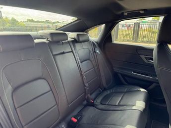 JAGUAR XF 3.0d V6 S Saloon 4dr Diesel Auto Euro 6 (s/s) (300 ps)