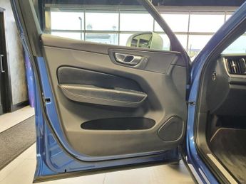 VOLVO XC60 2.0 D5 PowerPulse R-Design SUV 5dr Diesel Auto AWD Euro 6 (s/s) 