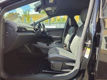 VOLKSWAGEN ID.4 Pro Performance 77kWh Life SUV 5dr Electric Auto (204 ps)