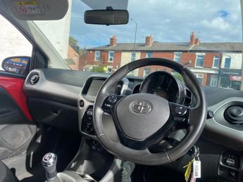 TOYOTA AYGO 1.0 VVT-i x-play Hatchback 5dr Petrol Manual Euro 6 (68 ps)