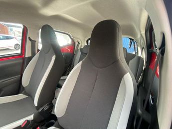 TOYOTA AYGO 1.0 VVT-i x-play Hatchback 5dr Petrol Manual Euro 6 (68 ps)