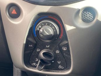 TOYOTA AYGO 1.0 VVT-i x-play Hatchback 5dr Petrol Manual Euro 6 (68 ps)
