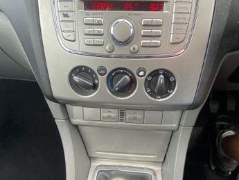 FORD FOCUS 1.6 Zetec Hatchback 5dr Petrol Manual (161 g/km, 99 bhp)