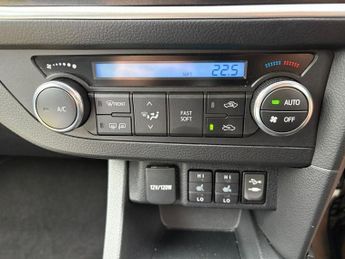 TOYOTA AURIS 1.6 V-Matic Icon Plus Hatchback 5dr Petrol Manual Euro 5 (132 ps