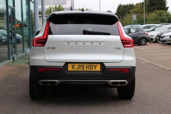 VOLVO XC40 1.5 T3 R-Design SUV 5dr Petrol Auto Euro 6 (s/s) (163 ps)