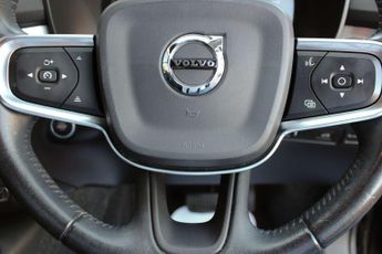 VOLVO XC40 2.0 T4 Momentum Pro SUV 5dr Petrol Auto AWD Euro 6 (s/s) (190 ps